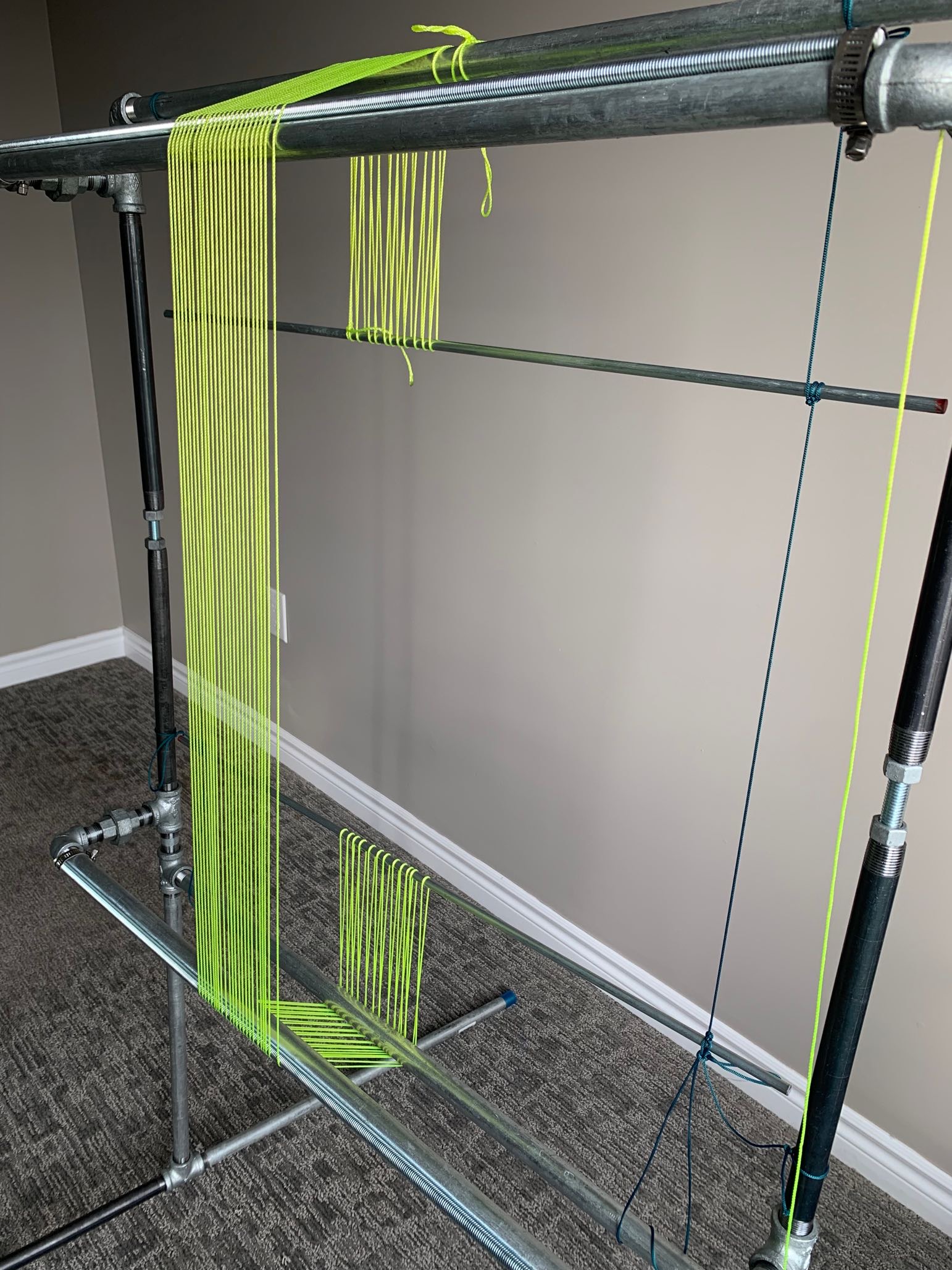 Continuous Warping Method with 2 warping rods - Side of the loom